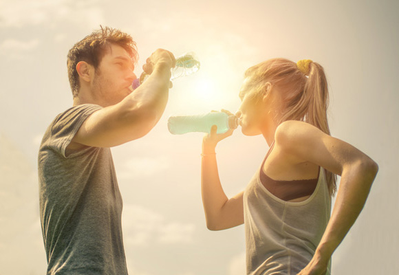 Getränke beim Sport (2) Paar bei der Trinkpause mit Wasser und POWERADE
