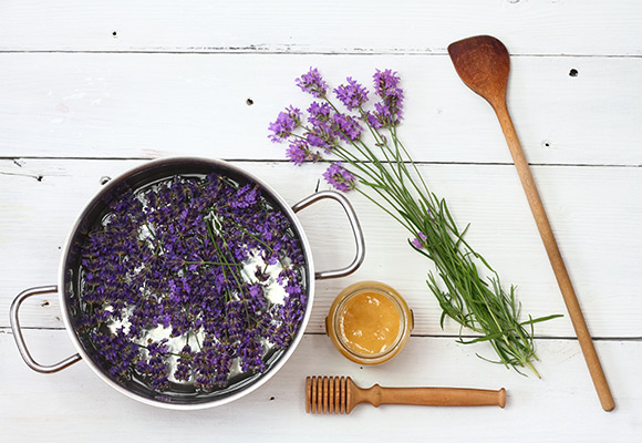 Lavendelsirup-Rezept (2) Lavendelsirup ist kinderleicht in der Zubereitung und wahnsinnig vielfältig in der Anwendung. Daher lohnt sich gleich mehr zuzubereiten.