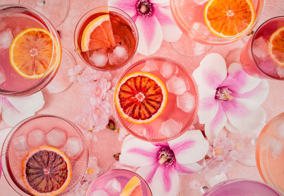 GORDON'S Premium Gin in pink GORDON‘S London Dry Gin zählt zu den Klassikern. Doch die Destillerie bleibt nicht stehen, so erweitert sich ihre Gin-Kollektion stetig. Neue Mitglieder sind der Pink Gin sowie eine alkoholfreie Sorte.