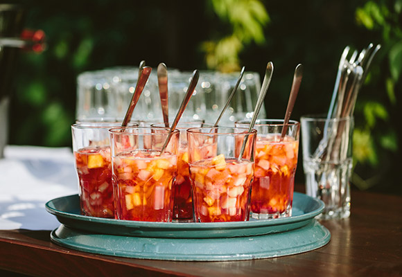 Rezept für GH-Roé-Bowle mit Pfirsich Nicht nur hübsch anzusehen, sondern auch lecker: unsere GH-Rosé-Bowle